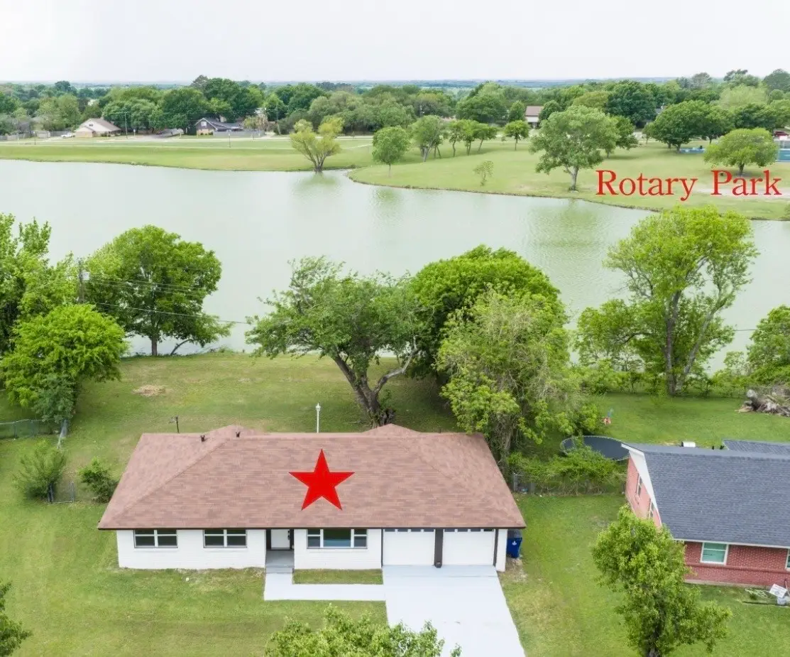 536 Lakeshore Drive, Ennis, TX 75119 - #1