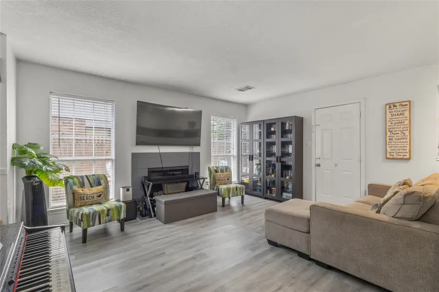 412 Victoria, Grand Prairie, TX 75052 - #3