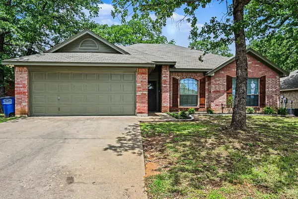 717 Oak Park Drive, Azle, TX 76020