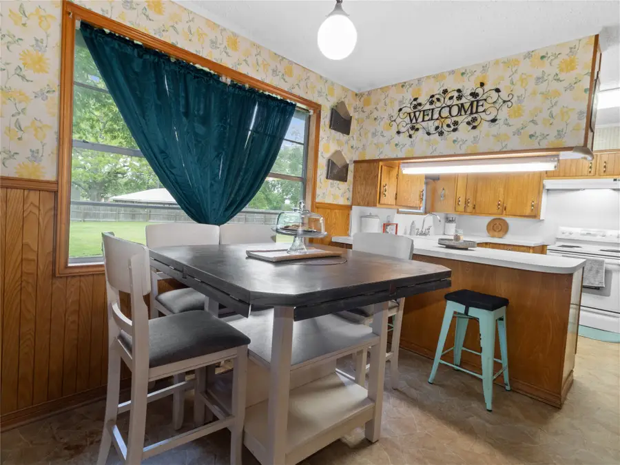 815 S 8th Avenue, Teague, TX 75860 - #3