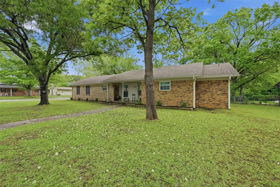 1914 Laurel Road, Gainesville, TX 76240 - #2