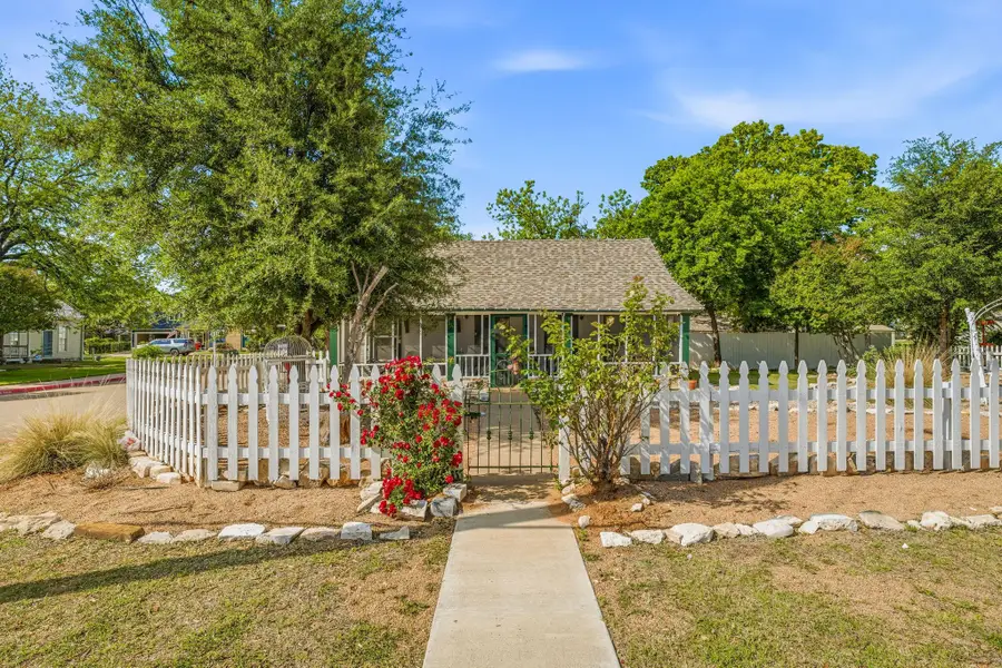 401 E Bridge Street, Granbury, TX 76048 - #3