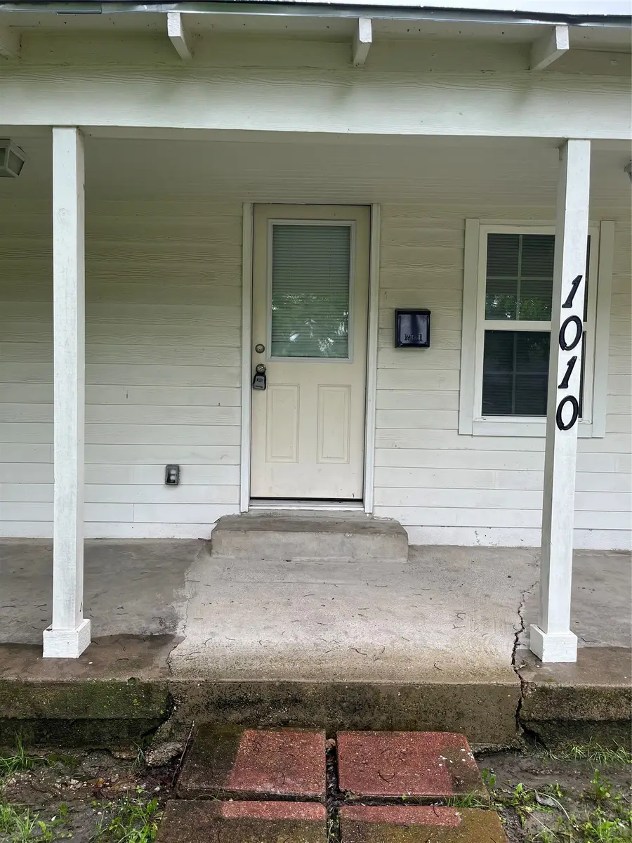 1010 E College Street, Terrell, TX 75160 - #2