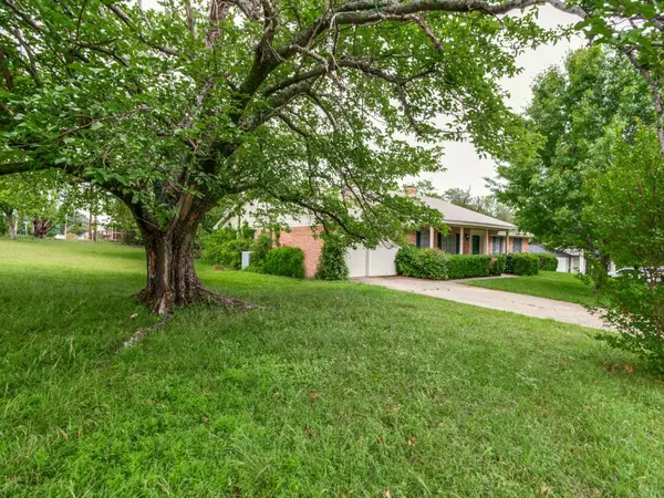 501 Stevens Drive, Benbrook, TX 76126