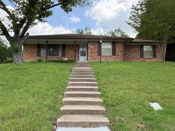932 Ray Andra Drive, DeSoto, TX 75115