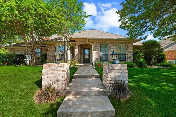 6004 Lakehurst Drive, Arlington, TX 76016
