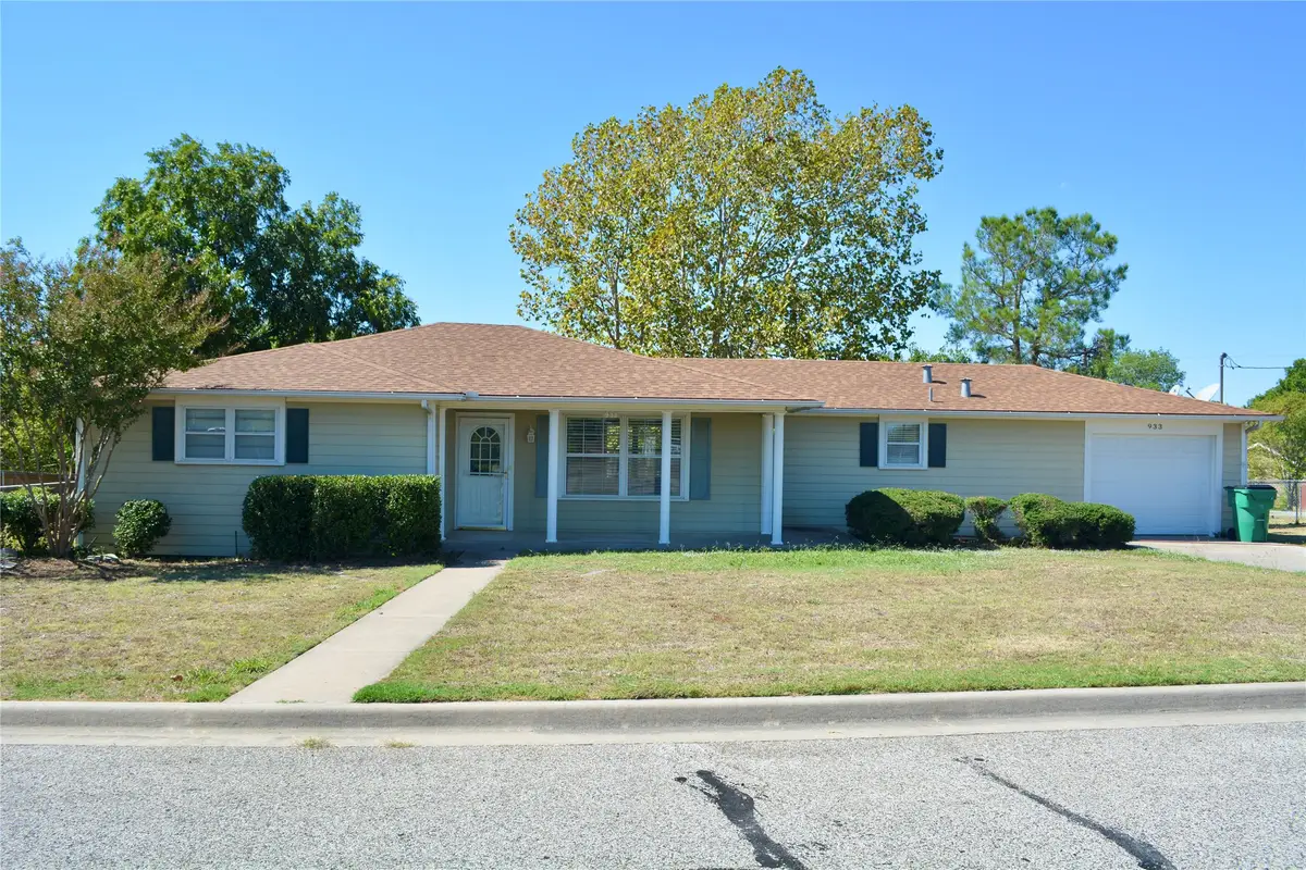933 N Main Street, Muenster, TX 76252 - #1
