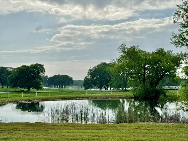 9722 Oak Creek Drive, Pilot Point, TX 76258