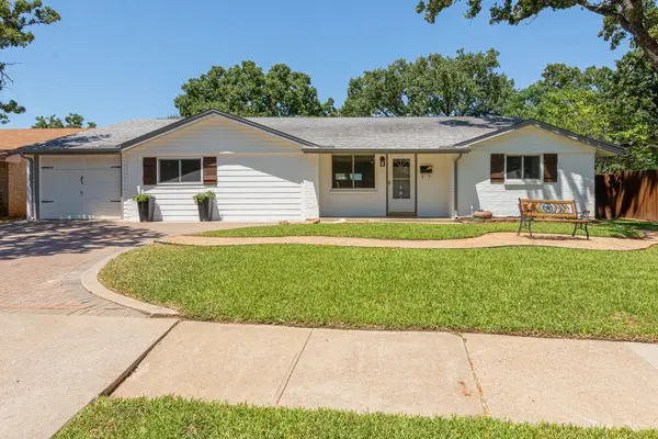 1044 Meadowbrook Drive, Grapevine, TX 76051