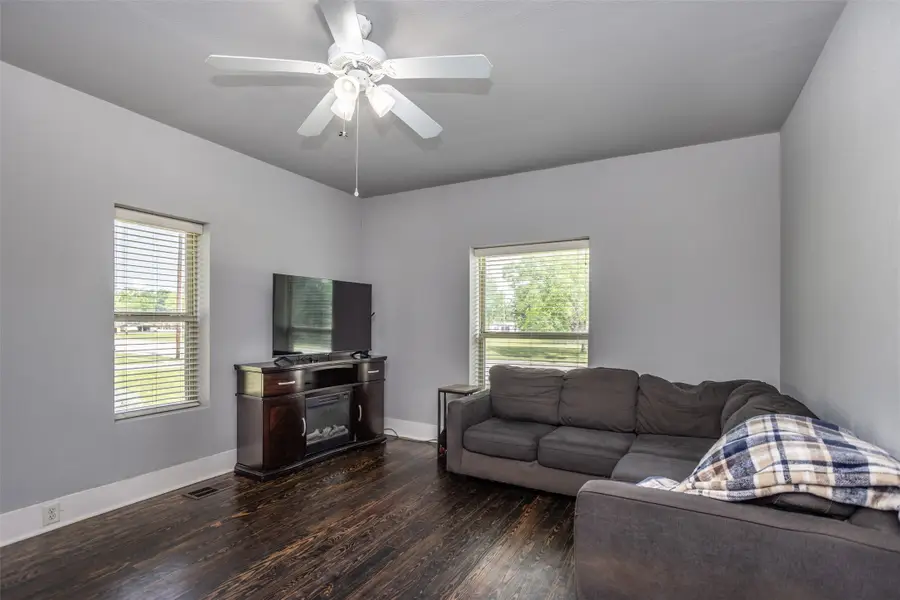 230 E Main Street, Lindsay, TX 76250 - #3