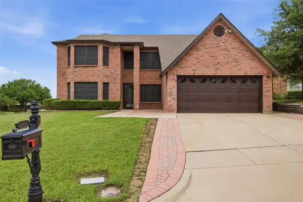 217 Sunset Oaks Drive, Fort Worth, TX 76112