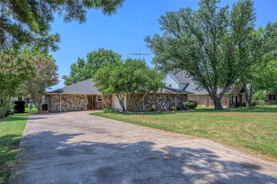 310 Navajo Trail, Gainesville, TX 76240 - #2
