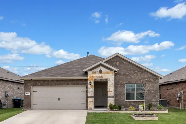 5208 Petal Meadows Drive, Fort Worth, TX 76179