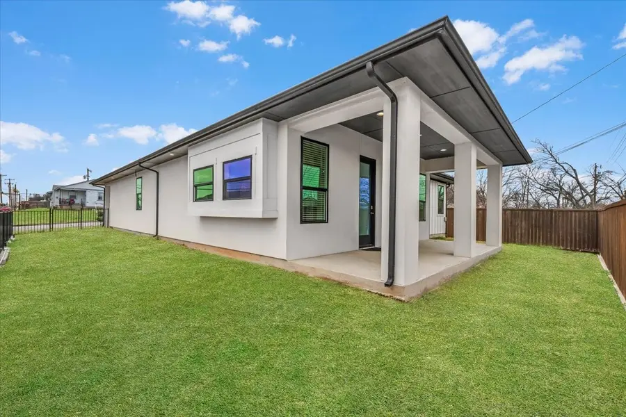 2561 Burton Avenue, Fort Worth, TX 76105 - #2