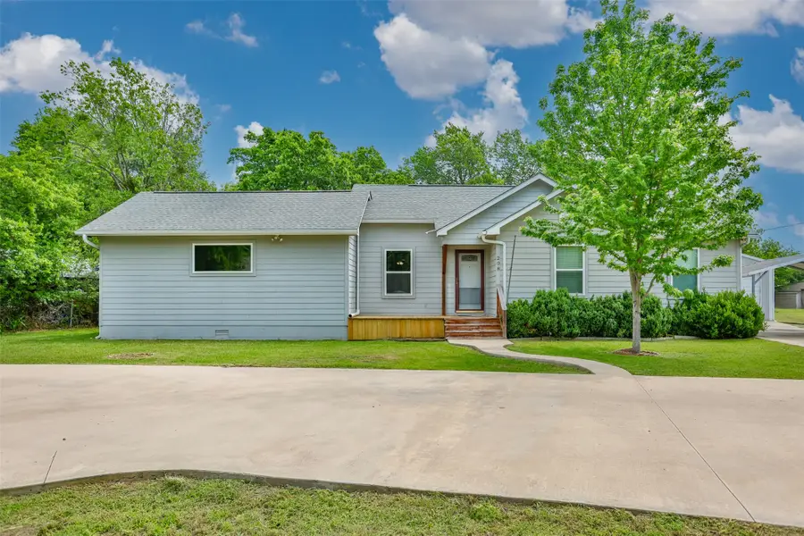 208 S Howeth Street, Gainesville, TX 76240 - #2