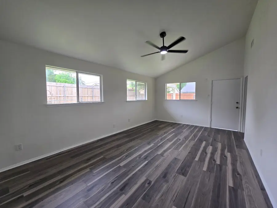 614 W Grenoble Drive, Grand Prairie, TX 75052 - #3