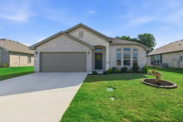 1106 Holly Street, Cleburne, TX 76033