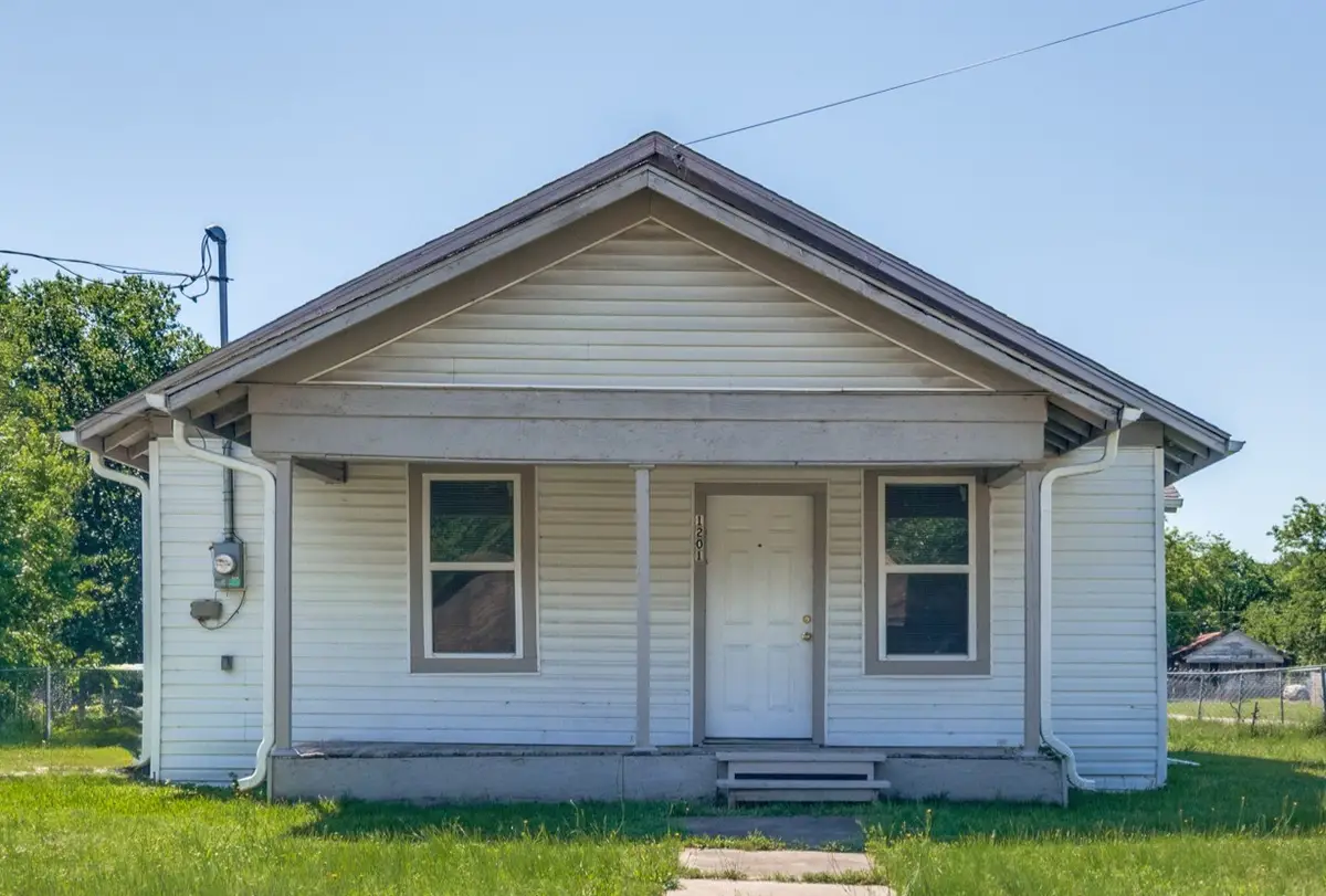 1201 E 3rd Avenue, Corsicana, TX 75110 - #1