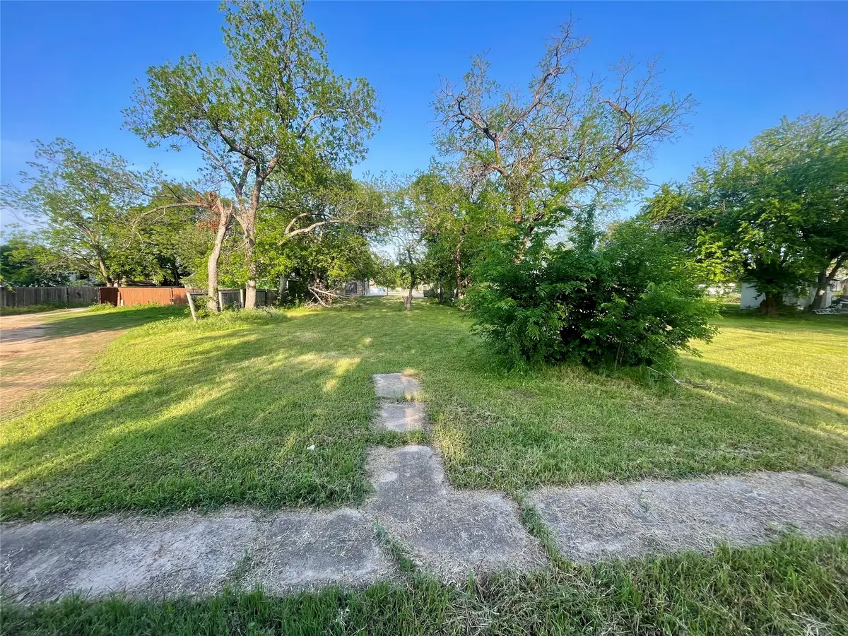 320 N Morris Street, Gainesville, TX 76240 - #1