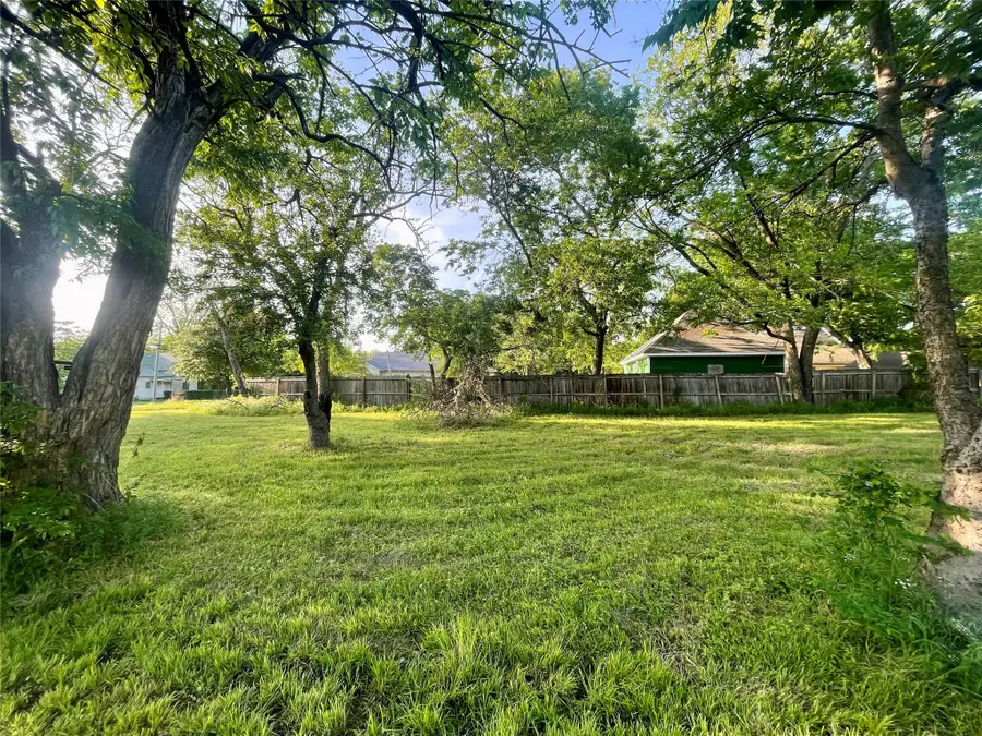 320 N Morris Street, Gainesville, TX 76240 - #2