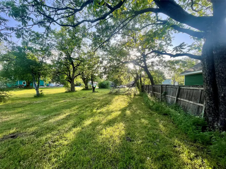 320 N Morris Street, Gainesville, TX 76240 - #3