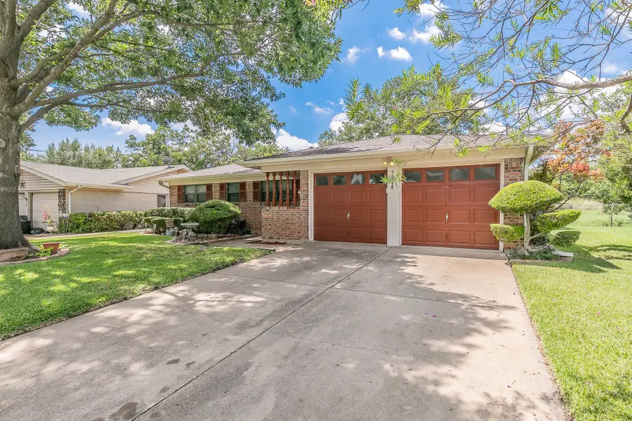 5828 Westcrest Drive W, Edgecliff Village, TX 76134 - #2