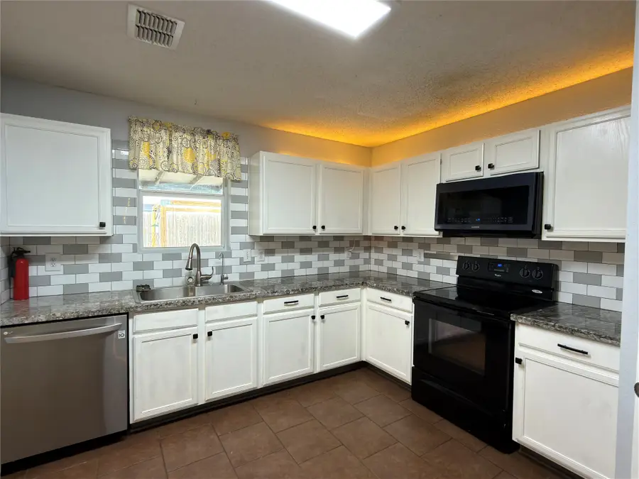 2032 Cap Rock Lane, Grand Prairie, TX 75052 - #2