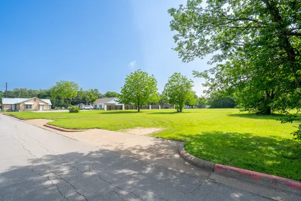 105 S Hawthorne Street, Granbury, TX 76048