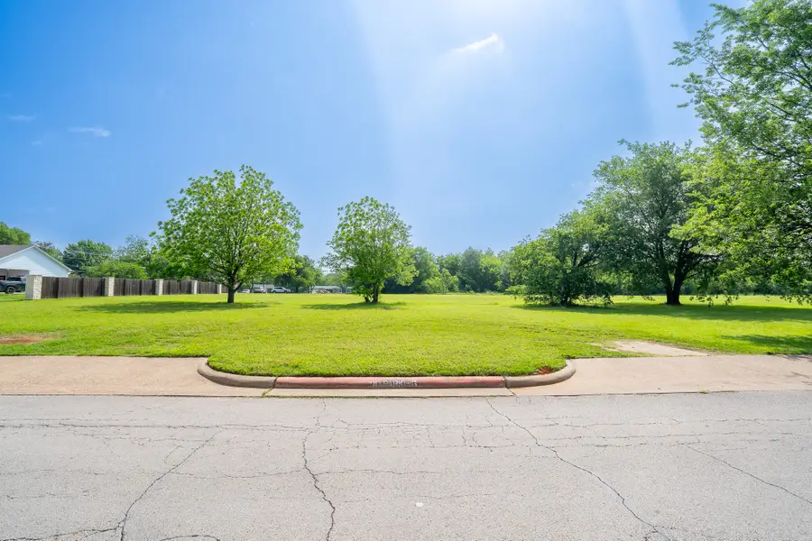 105 S Hawthorne Street, Granbury, TX 76048 - #2