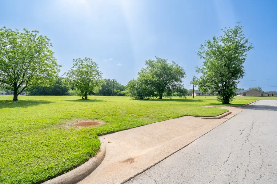 105 S Hawthorne Street, Granbury, TX 76048 - #3
