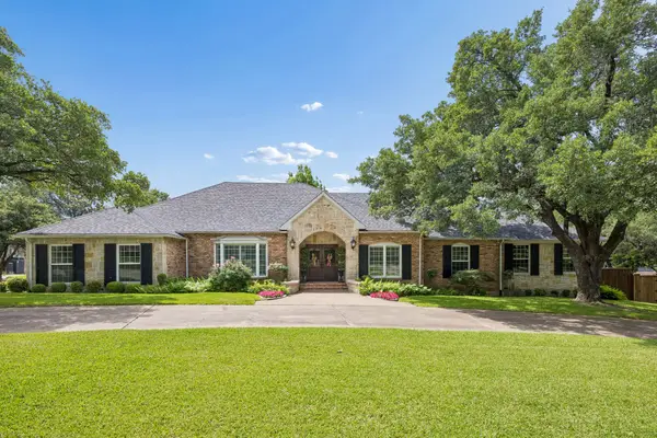 6828 Meadowcreek Drive, Dallas, TX 75254