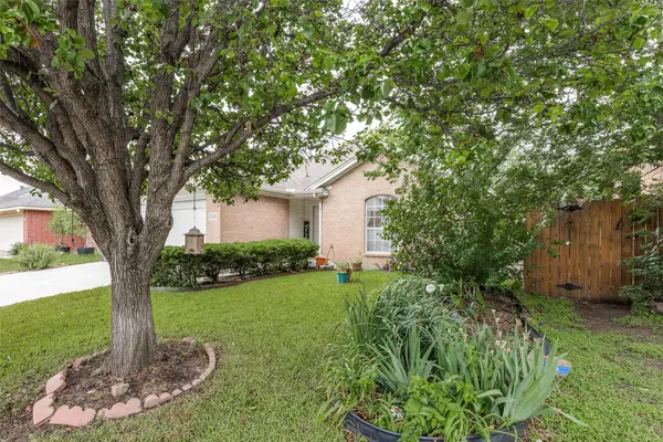 7429 Creekfall Drive, Fort Worth, TX 76137