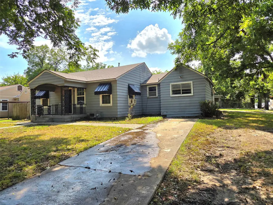 200 S Preston Street, Wolfe City, TX 75496 - #2