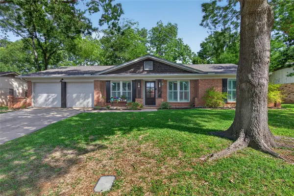 1917 Mesquite Trail, Hurst, TX 76054