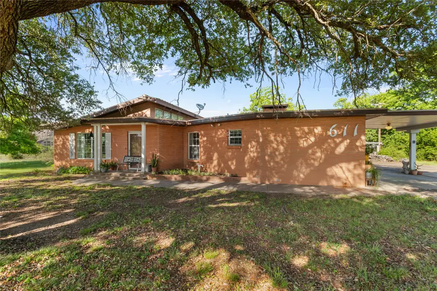611 N Avenue Q, Clifton, TX 76634 - #3