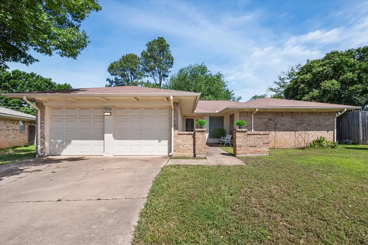 910 Cherry Laurel Lane, Arlington, TX 76012 - #1