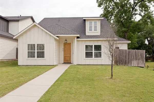 825 E Powell Avenue, Fort Worth, TX 76104