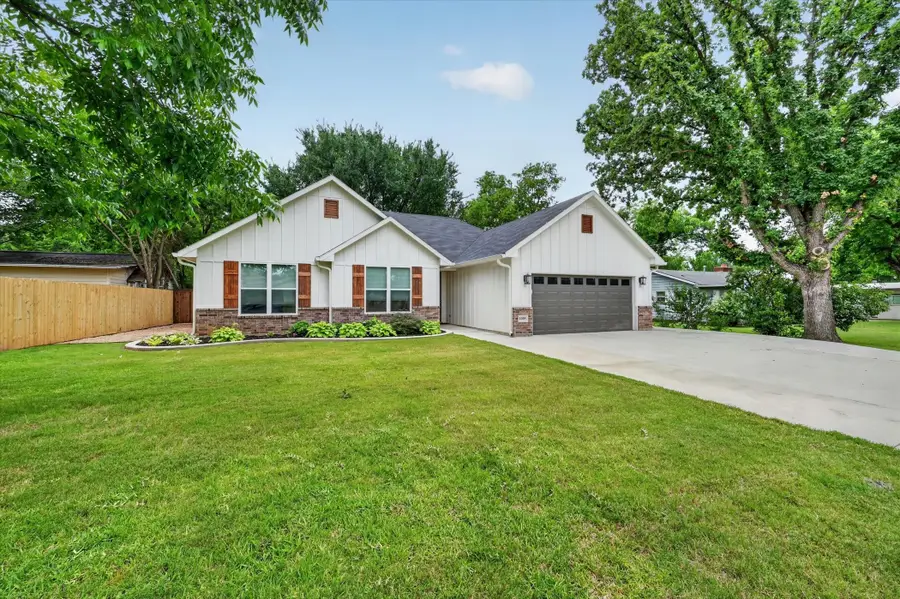 1005 W Chambers Street, Cleburne, TX 76033 - #2
