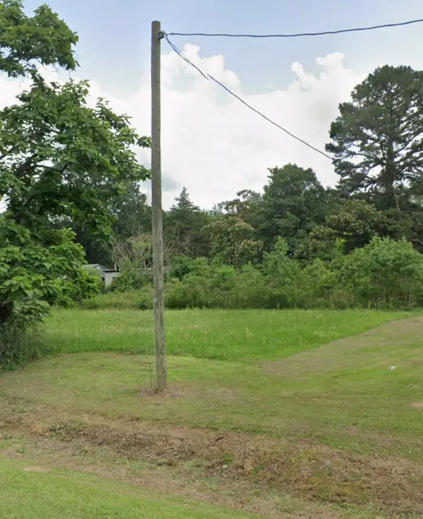 2202 E Avenue B, Hooks, TX 75561