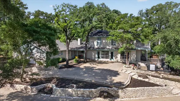 2715 Green Oaks Boulevard, Arlington, TX 76017