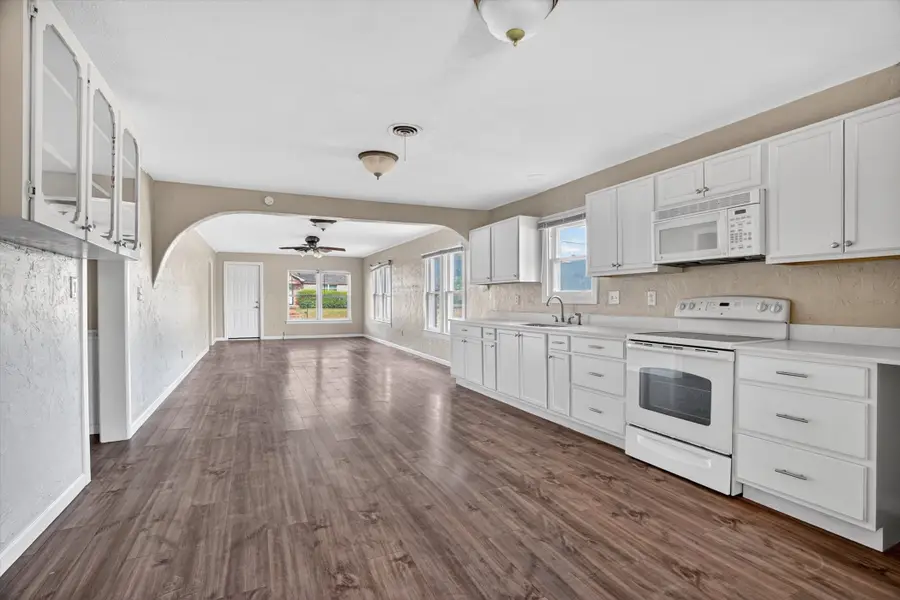 320 N 2nd Street, Jacksboro, TX 76458 - #3