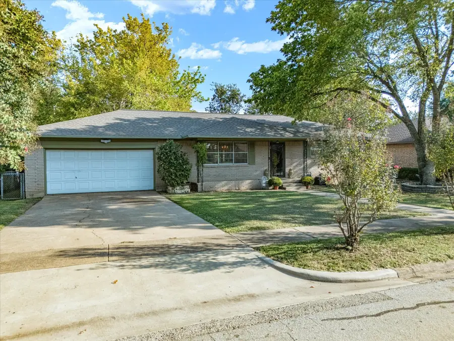 209 W Avenue K, Midlothian, TX 76065 - #2