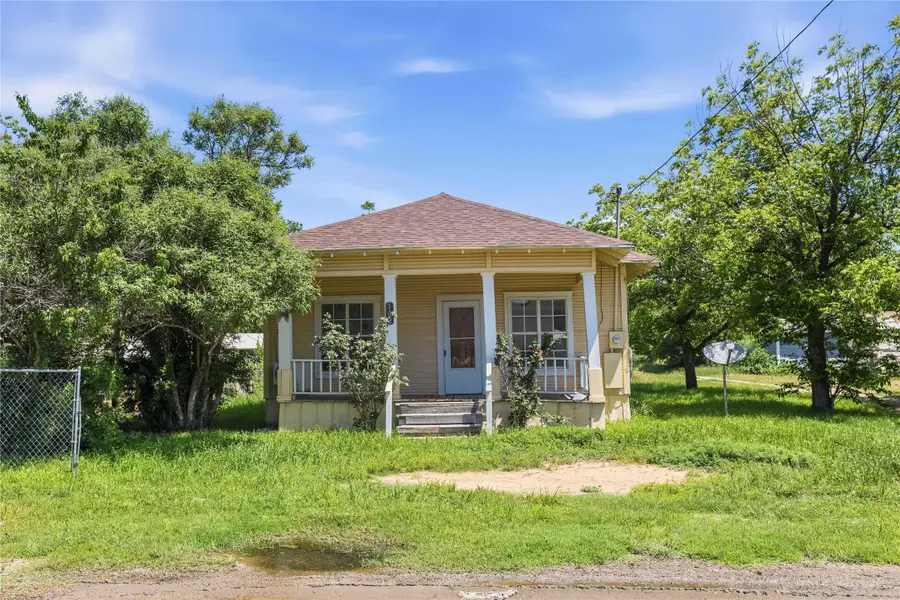 102 E Fitzgerald Street, Bangs, TX 76823 - #2