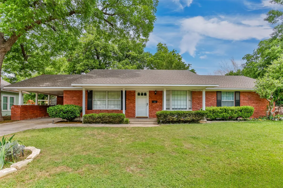 215 E Tennie Street, Gainesville, TX 76240 - #1