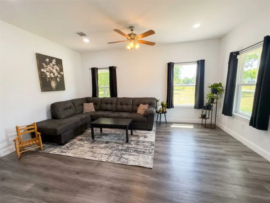 105 E 17th Avenue, Corsicana, TX 75110 - #2