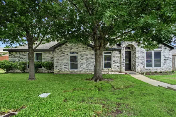 423 Fall Cedar Drive, Fort Worth, TX 76108