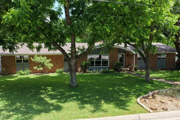 900 N Elm Street, Comanche, TX 76442