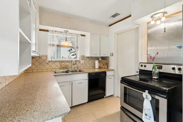 1822 Finley Road, Irving, TX 75062