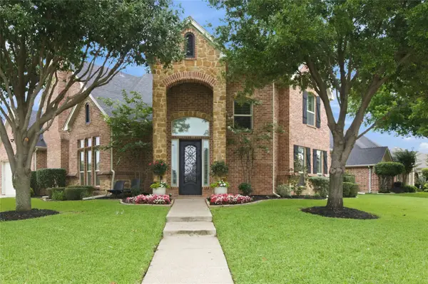 696 Bear Creek Drive, Hurst, TX 76054