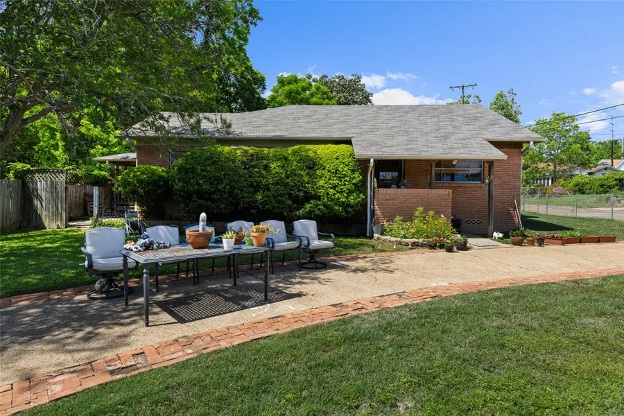 500 W Marshall Avenue, Gladewater, TX 75647 - #2